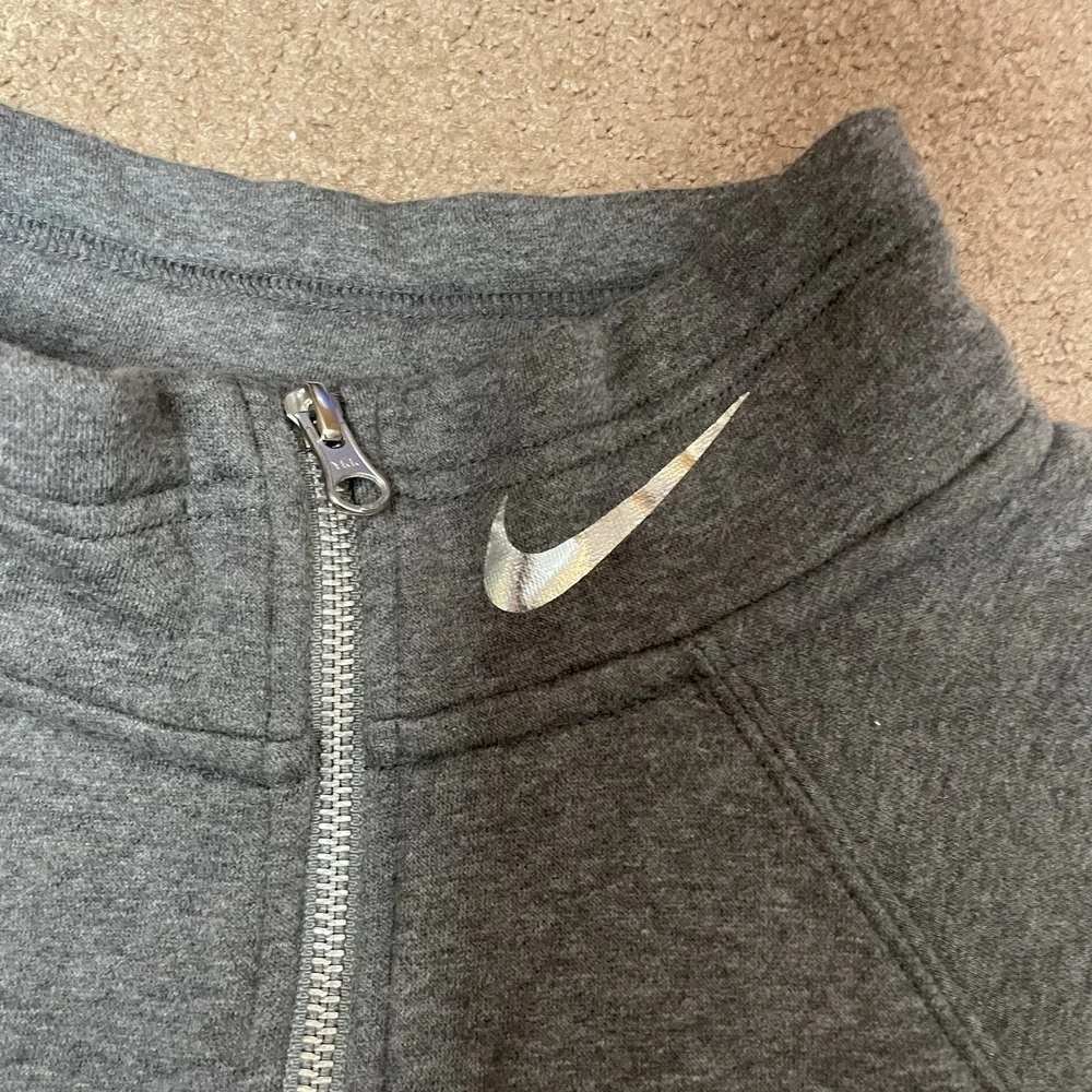 NIKE Just Do It Womens S cropped sweatshirt‎ SILVER Swoosh 1/4 Zip Pullover Gray